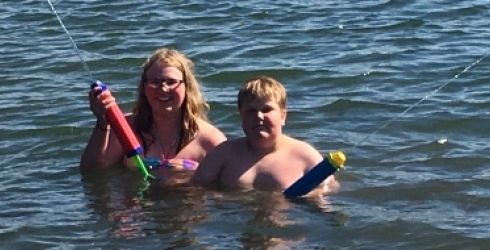 Aktiva badare juni 2016 syskonpar med sin far på semester