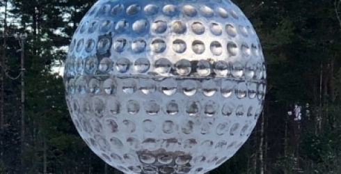 Eckerö Golf infart har nu Ålands största golfboll installerat feb2018 Konstverk av Berth Volund Johansson 