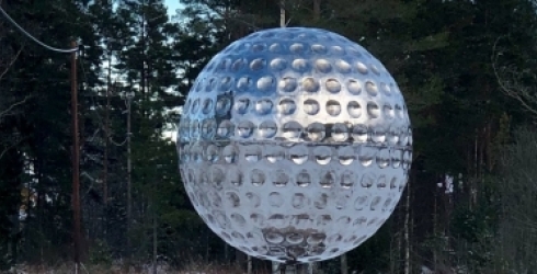 Eckerö Golf on saanut helmi18 suurimman Ahvenanmaalla olevan golfpallon taiteilija Berth Volund Johanssonin ansiosta. Koristaa sisäänajotietä tienhaarasssa. 